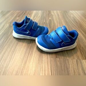Nike Kids Blue and White Velcro Sneakers with Cushioned Sole size 6C